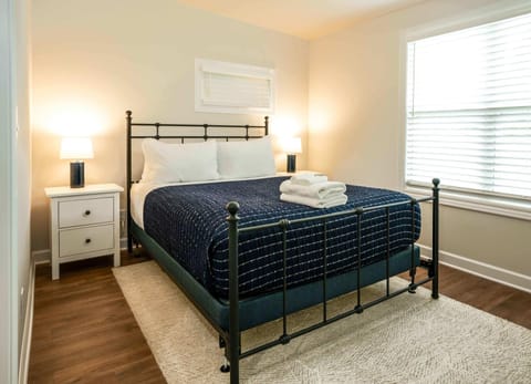 Charming Downtown Lake Geneva Getaway House in Lake Geneva