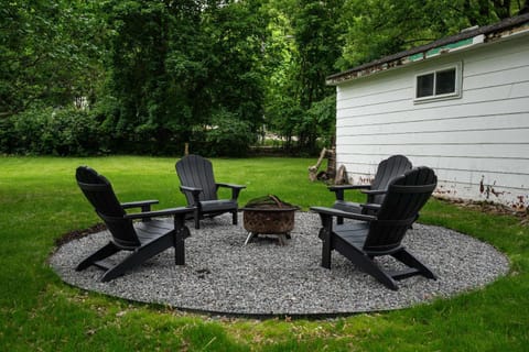 Charming Downtown Lake Geneva Getaway House in Lake Geneva