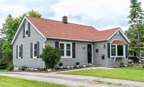 Pet Friendly Lake Geneva Getaway for 6 House in Lake Geneva