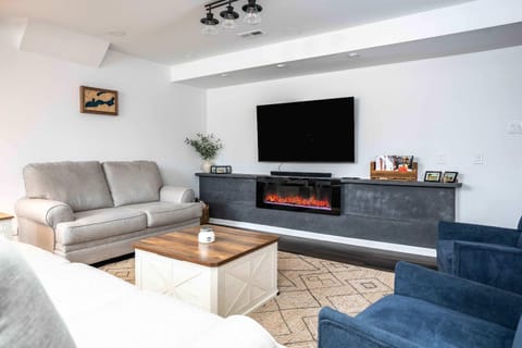 The Greystone - Stay for 12 House in Lake Geneva