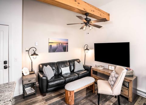 The Hideaway at Hayloft Lodge - Chic & Unique Stay House in Lake Geneva