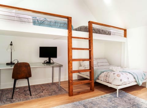 Chic 3 BDR Williams Bay Retreat with Fire pit for 8 House in Williams Bay