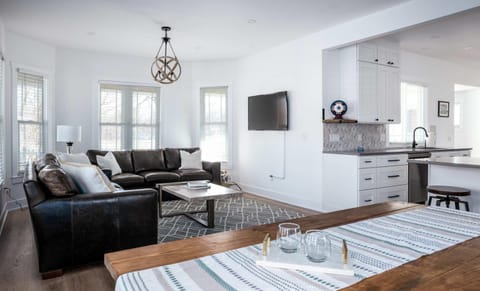 Chic 3 BDR Williams Bay Retreat with Fire pit for 8 House in Williams Bay