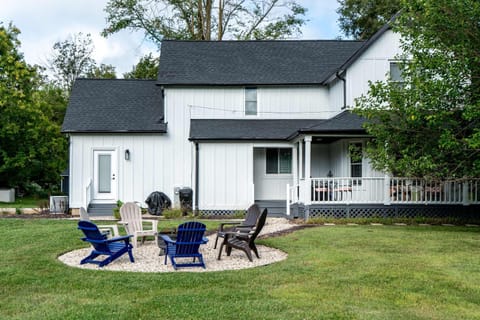 Chic 3 BDR Williams Bay Retreat with Fire pit for 8 House in Williams Bay