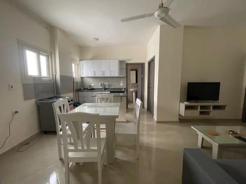 Kitchen or kitchenette, Dining area, oven, stove