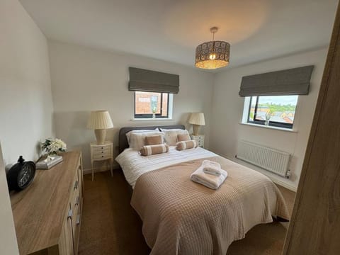 Bed, TV and multimedia, Bedroom, towels