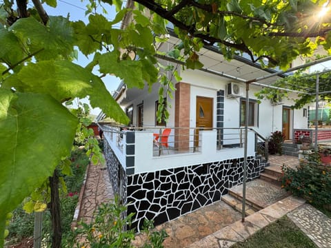 Property building, Patio, Spring, Day, Garden, Garden view