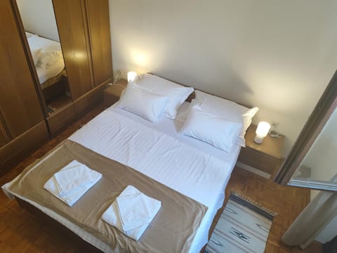 Bed, Bedroom, towels