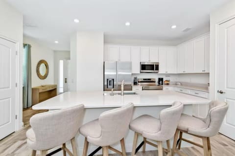 Pistachio Palace - Sleeps 10 House in Bay Lake