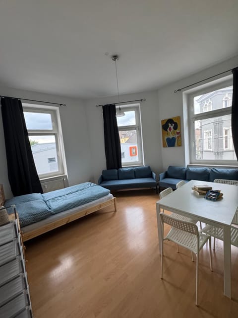 Bed, Photo of the whole room, Seating area, Dining area, Bedroom