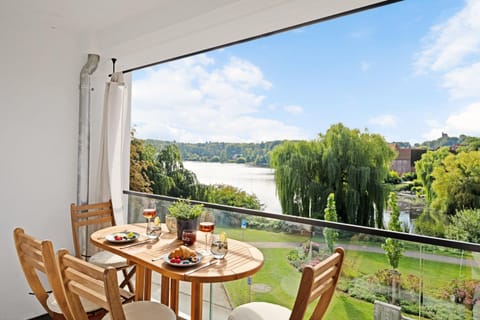 View (from property/room), Balcony/Terrace, Dining area, Lake view