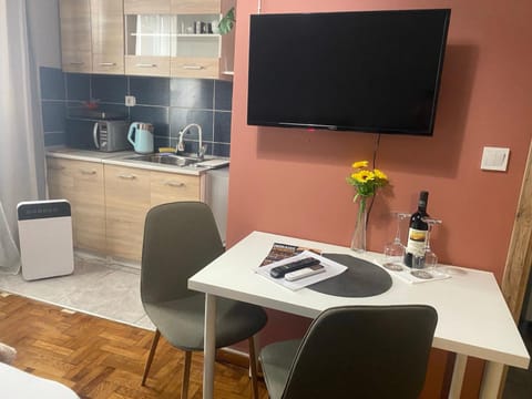 TV and multimedia, Kitchen or kitchenette, Dining area