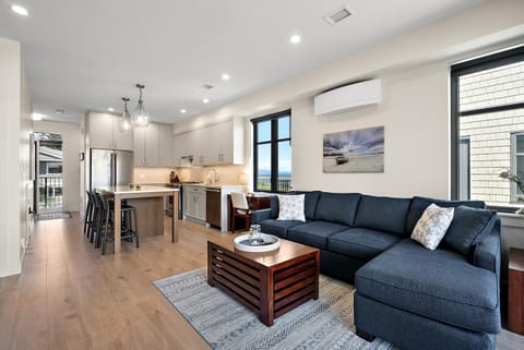 Kitchen or kitchenette, Living room, Seating area, Dining area, pet friendly