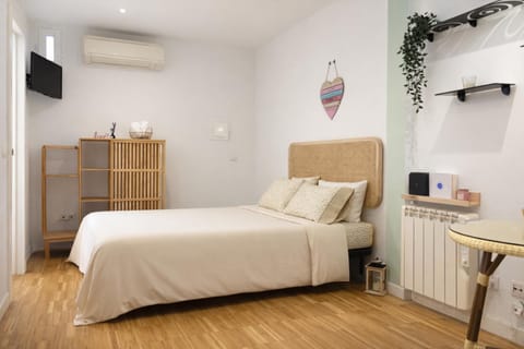 Bed, TV and multimedia, Bedroom, air conditioner