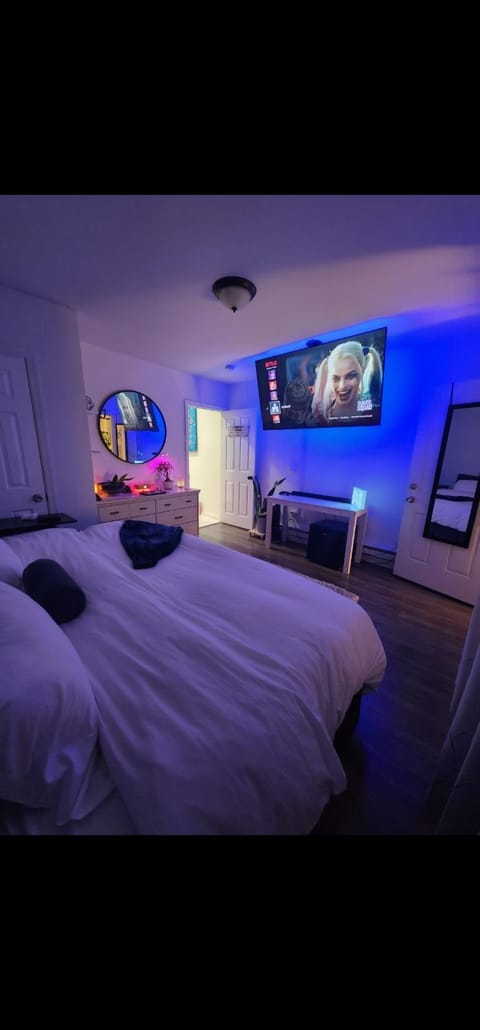 Bed, TV and multimedia, Bedroom