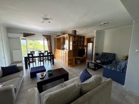 Kitchen or kitchenette, Seating area, Dining area