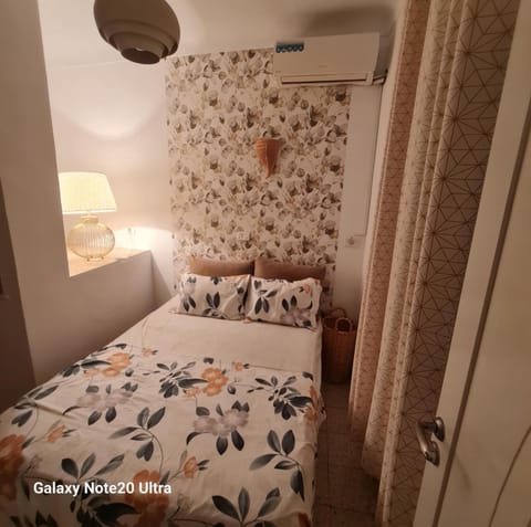 Bed, Photo of the whole room, Bedroom, air conditioner