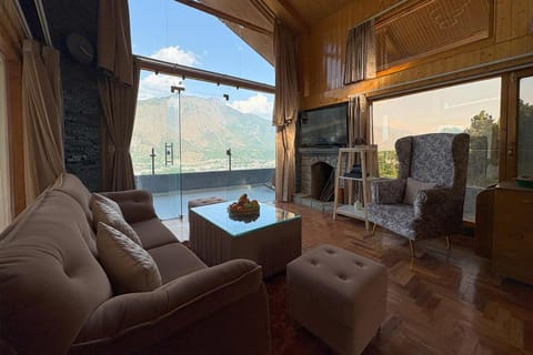 Communal lounge/ TV room, Communal lounge/ TV room, Natural landscape, TV and multimedia, Living room, Seating area, Evening entertainment, Mountain view, River view