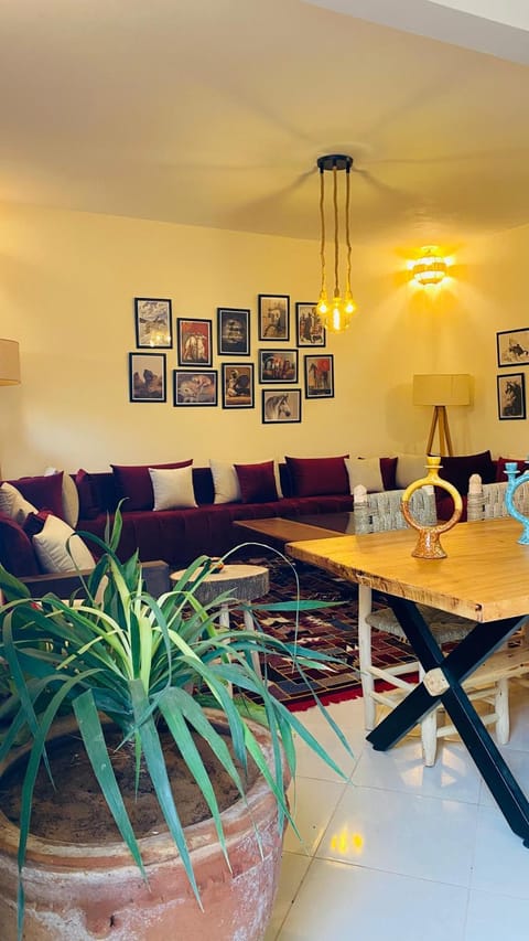 Living room, Decorative detail, Seating area, Dining area