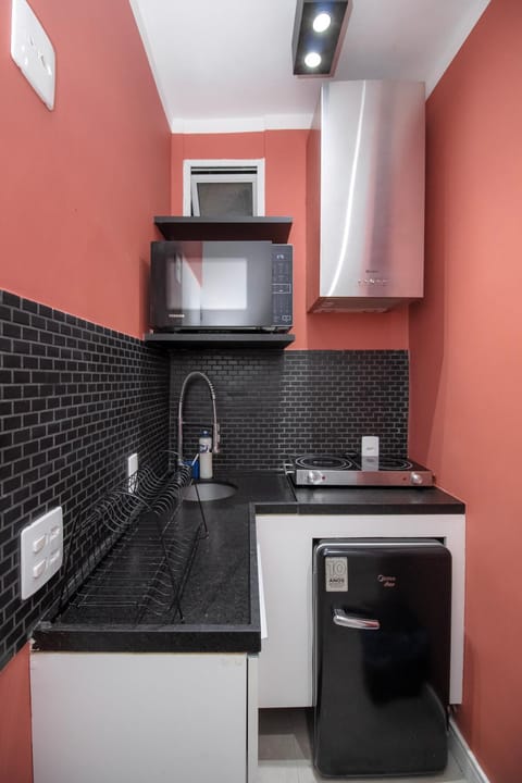 Kitchen or kitchenette, minibar, stove