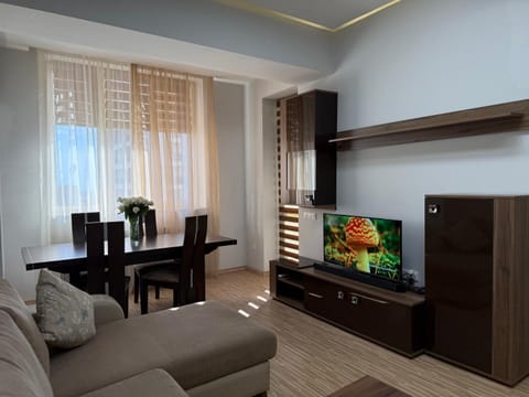 TV and multimedia, Living room, Seating area, Dining area