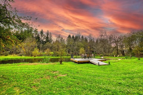 4-Bedroom Chateau in Southern Washington- Luxurious Retreat with Pond & Creek House in Washington