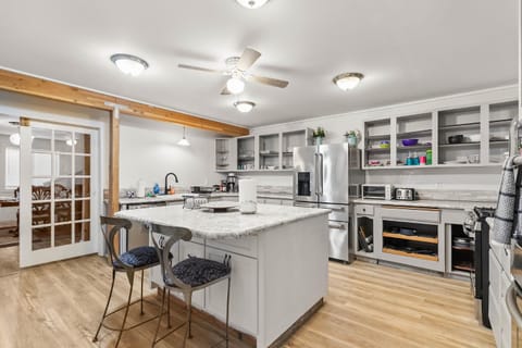 4-Bedroom Chateau in Southern Washington- Luxurious Retreat with Pond & Creek House in Washington