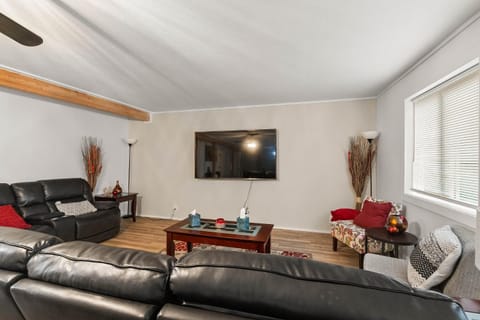 4-Bedroom Chateau in Southern Washington- Luxurious Retreat with Pond & Creek House in Washington