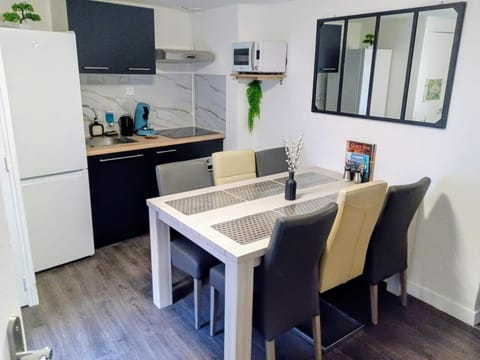 Kitchen or kitchenette, Dining area, oven, stove