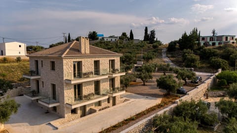 Property building, Garden, Parking