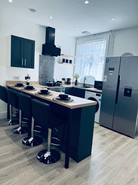 Sterling House - by Eazystays Apartment in Crewe