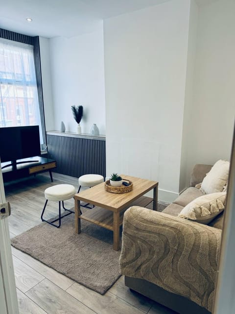 Sterling House - by Eazystays Apartment in Crewe