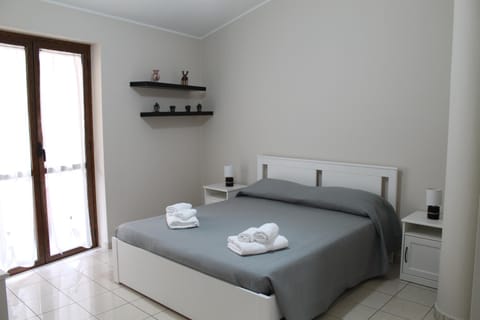 Bedroom, towels