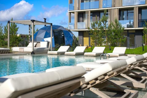 Swimming pool, sunbed