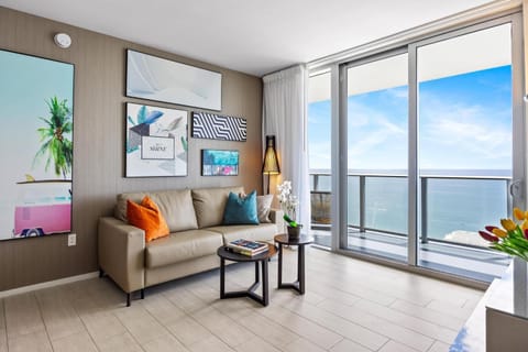 5-BR Retreat Resort & Valet Included 14 Guests House in Hollywood Beach