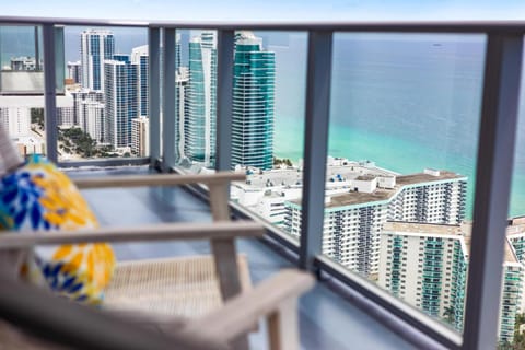 5-BR Retreat Resort & Valet Included 14 Guests House in Hollywood Beach