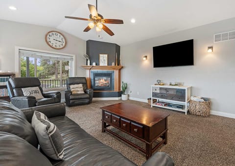 Black Hills Getaway with Hot Tub & Game Room for 18 House in North Lawrence