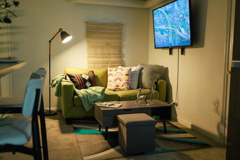 TV and multimedia, Living room, Seating area, Evening entertainment