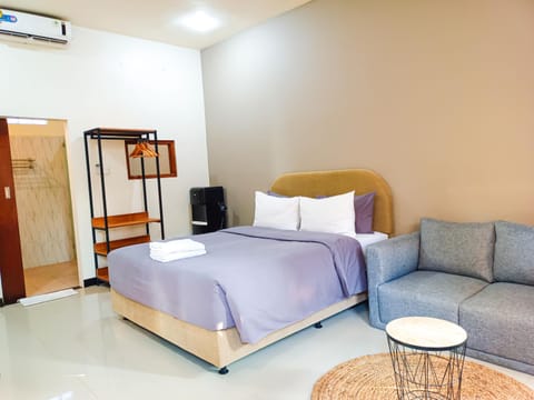 Bed, Living room, Photo of the whole room, Seating area, Bedroom, air conditioner