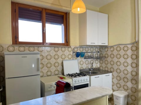 Coffee/tea facilities, Kitchen or kitchenette, oven, stove