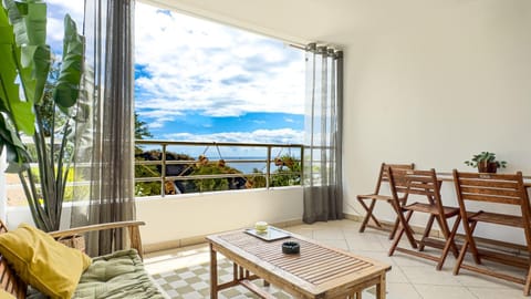 Property building, Patio, Facade/entrance, Balcony/Terrace, Living room, Sea view, Sea view