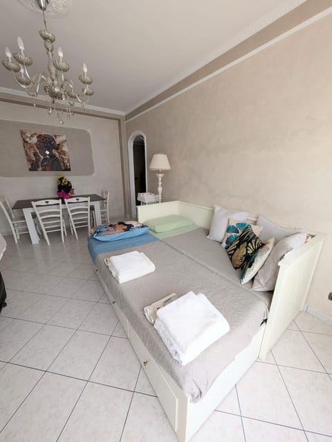 Bed, Living room