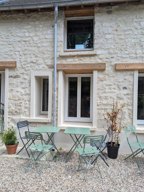 Property building, Patio, Day, Dining area