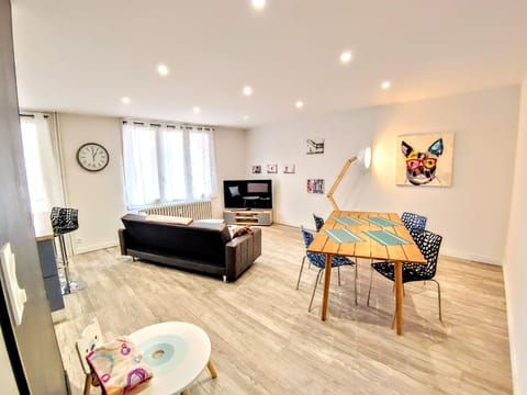 Communal lounge/ TV room, TV and multimedia, Living room, Seating area, Dining area