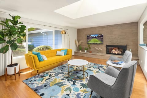 Communal lounge/ TV room, TV and multimedia, Living room, Seating area, Evening entertainment