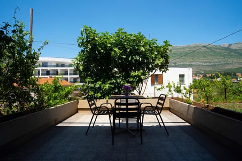 Day, Natural landscape, View (from property/room), Balcony/Terrace, Dining area, Mountain view
