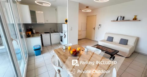 Kitchen or kitchenette, Living room, Seating area, Dining area
