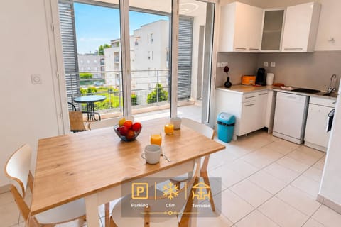 Kitchen or kitchenette, Dining area, dishwasher, toaster