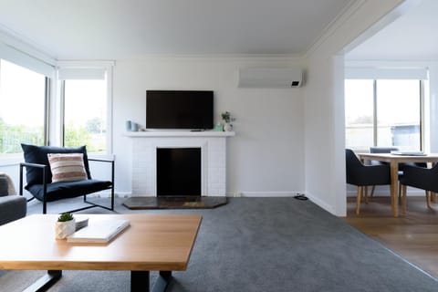 Tidy & Comfortable 2-Bed Home with Study – Close to Town House in Ulverstone