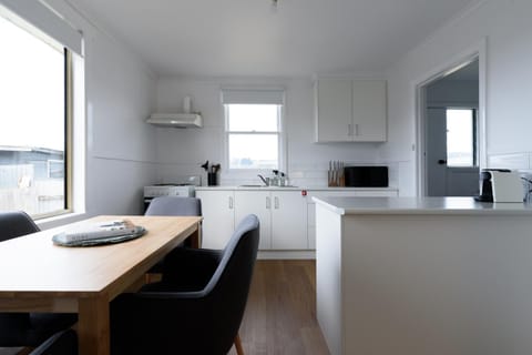 Tidy & Comfortable 2-Bed Home with Study – Close to Town House in Ulverstone